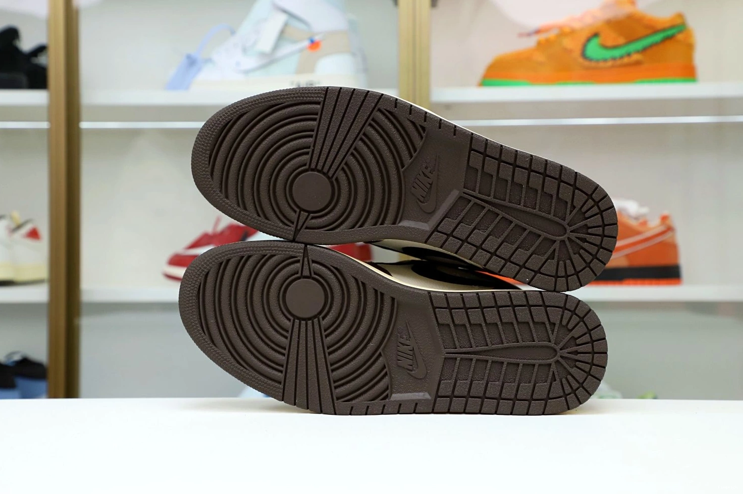 TRAVIS RETRO OG JORDAN 1 'MOCHA' AIR X SCOTT HIGH 0729